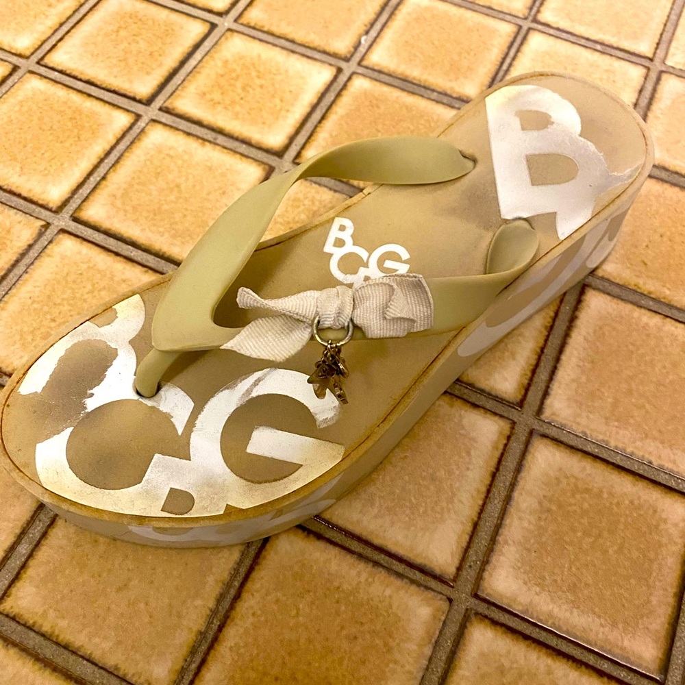 Bcbg flip flops